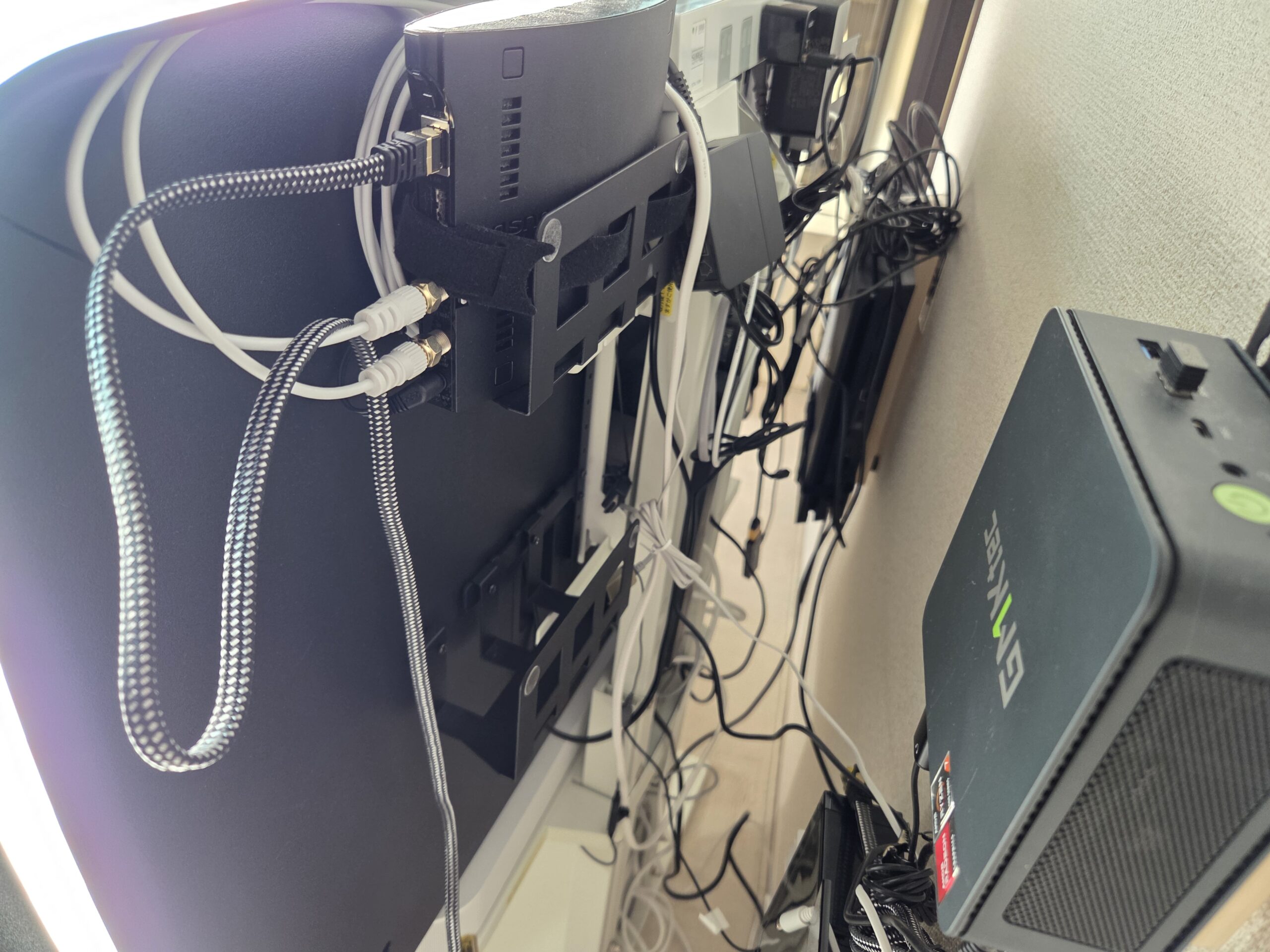 配線だらけのTV裏