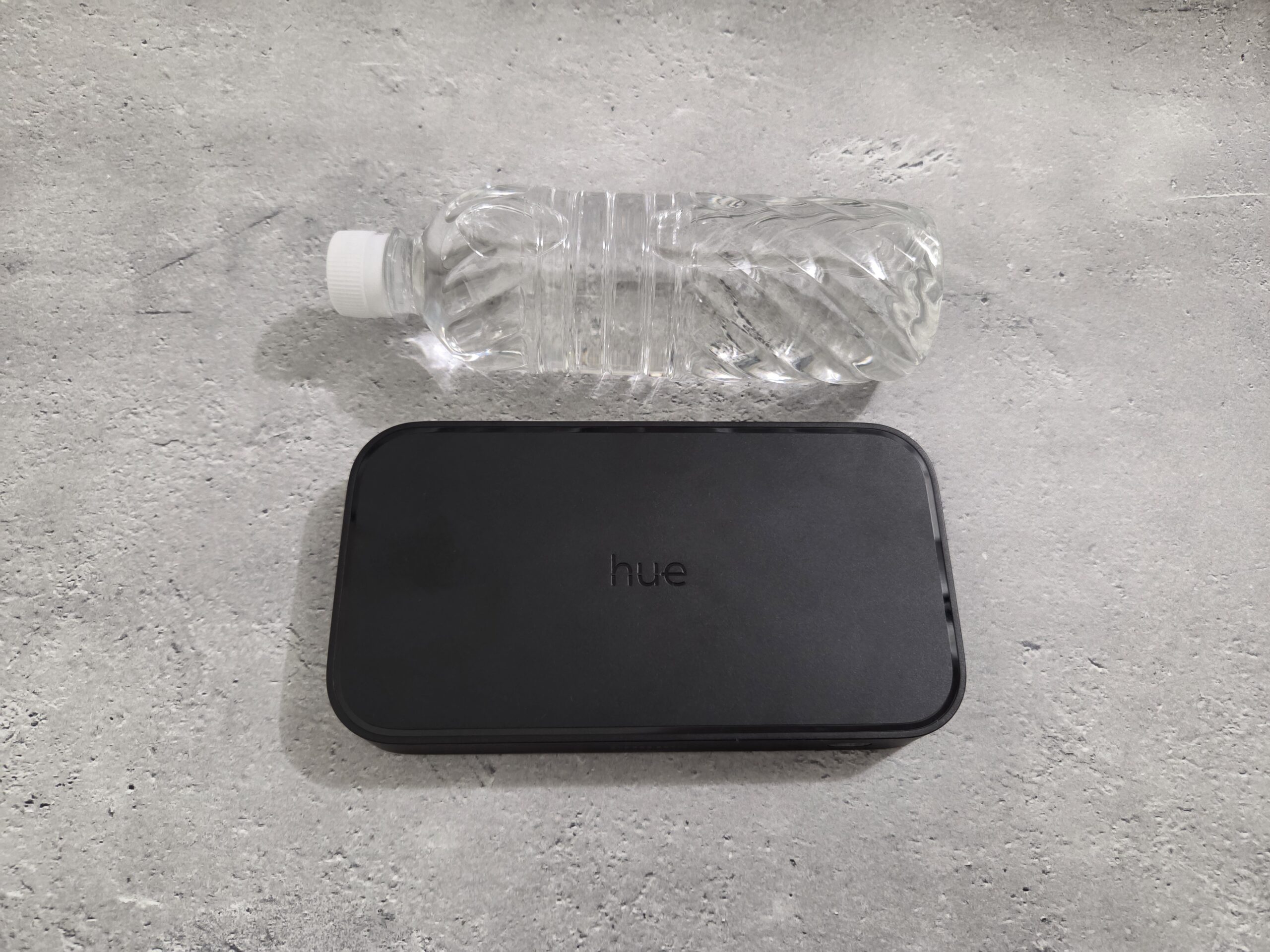Hue Sync Box 8K本体と500mlペットボトルのサイズ比較