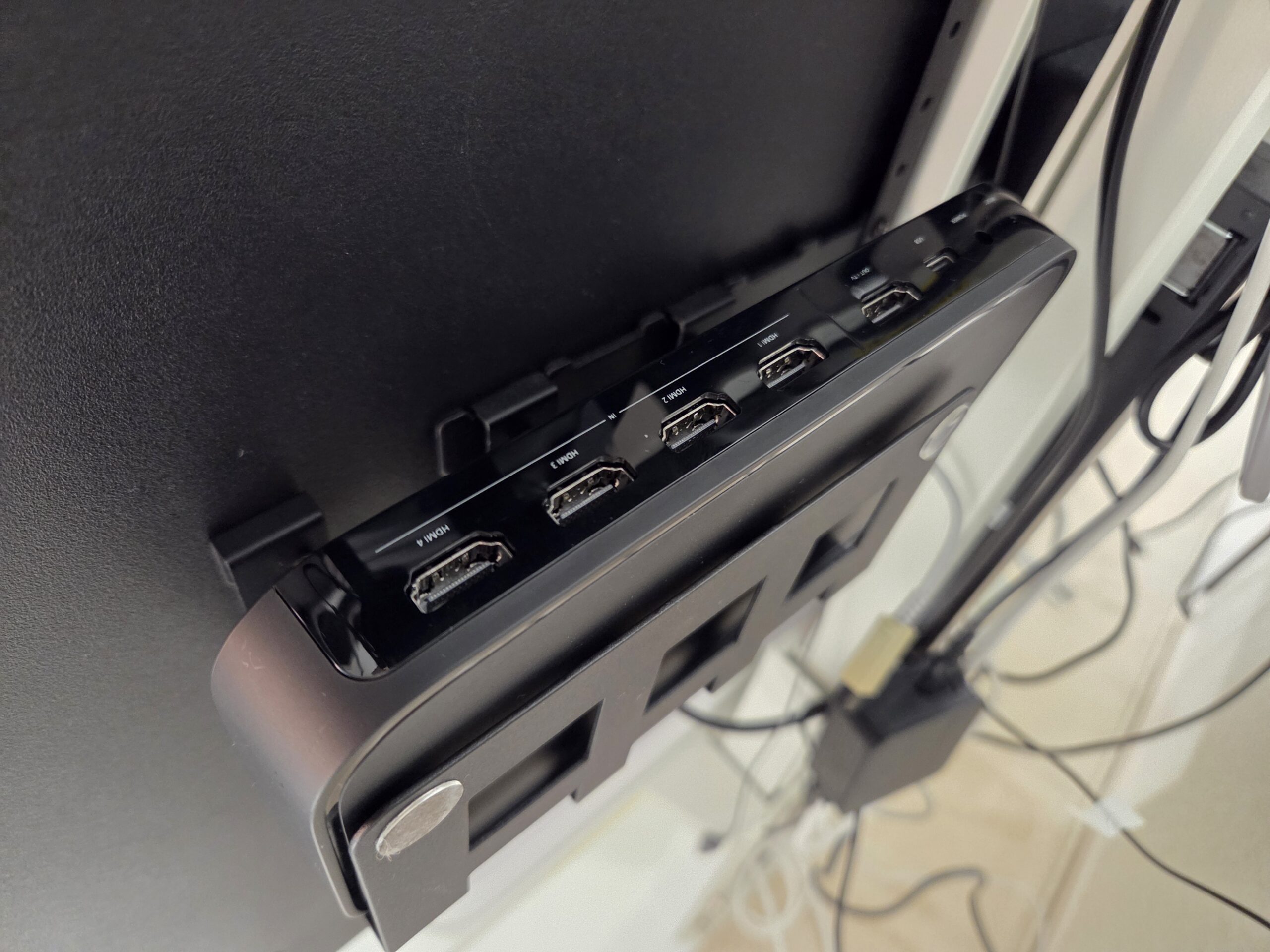 Hue Sync Box 8KをTV裏に設置