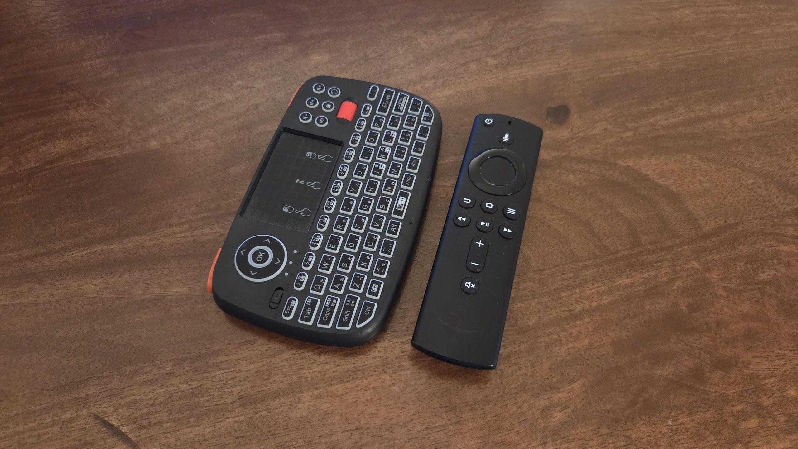 ミニキーボードとFire TV Stickリモコンのサイズ比較