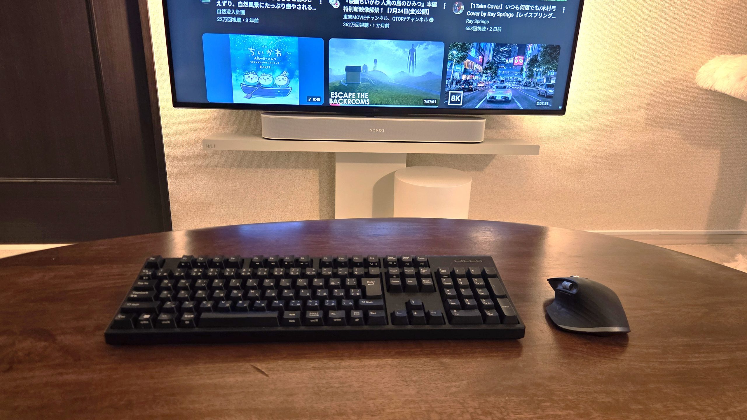 テーブルにキーボードとマウスを配置