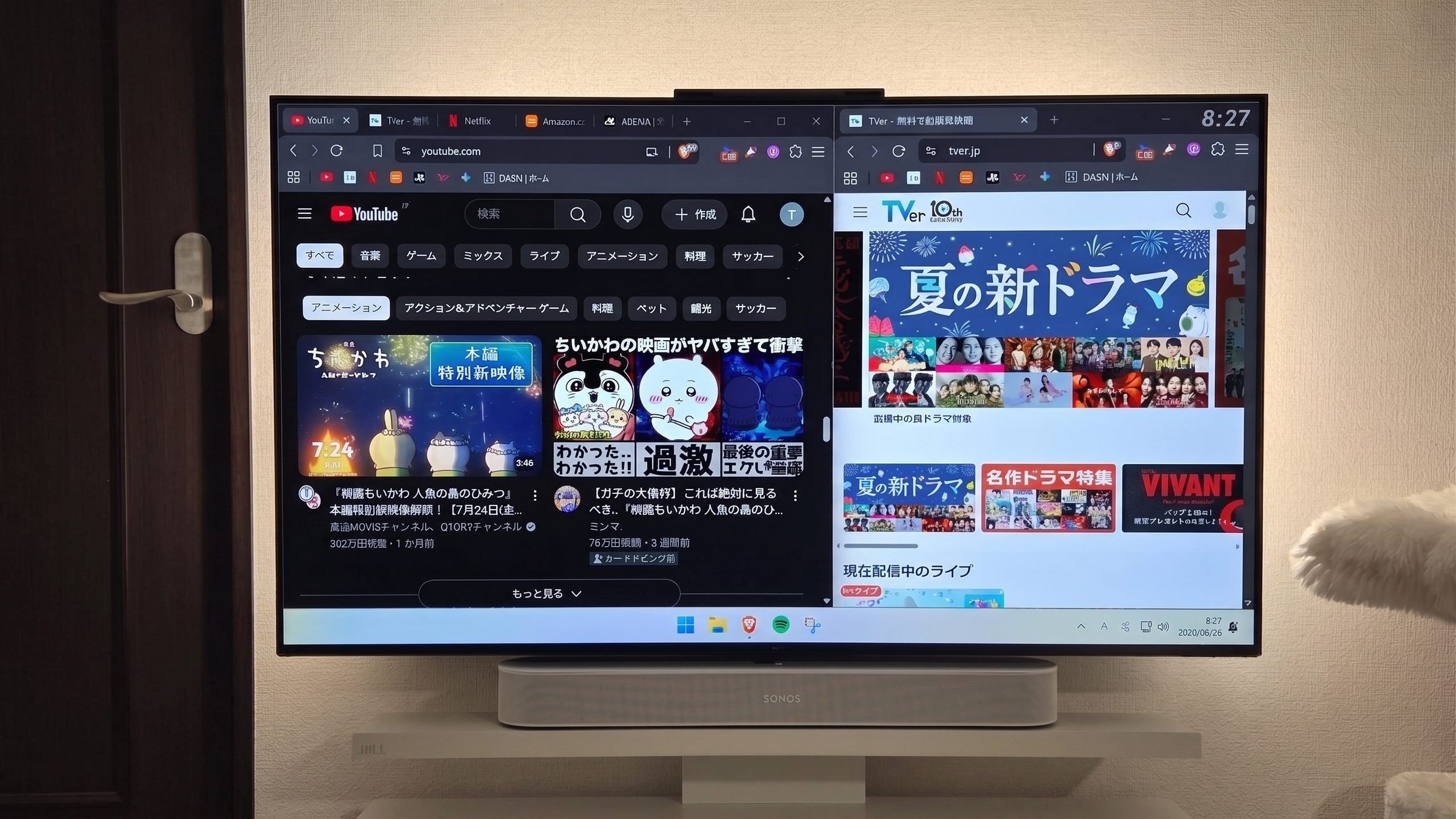 画面の左側にYouTube、右側にTVerが表示されたテレビ画面